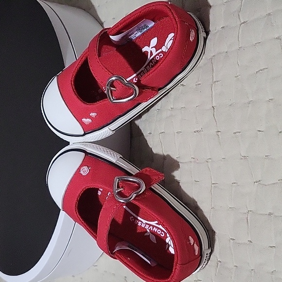 Converse Velcro Closure Shoes with Heart Buckle Infants Size 5 - Picture 6 of 8